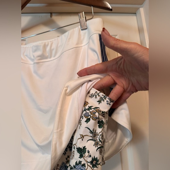 Tuckernuck White Wildflower 14” Elena Tennis Skirt Size Large NWT - Picture 11 of 13